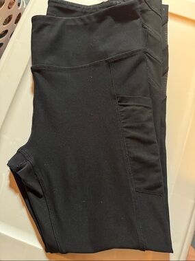 Black Activewear Leggings with Side Phone Pocket